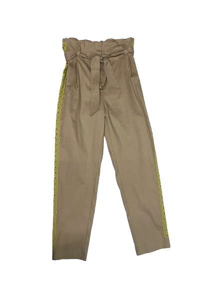 Pantalón beige con calados en tono flúor